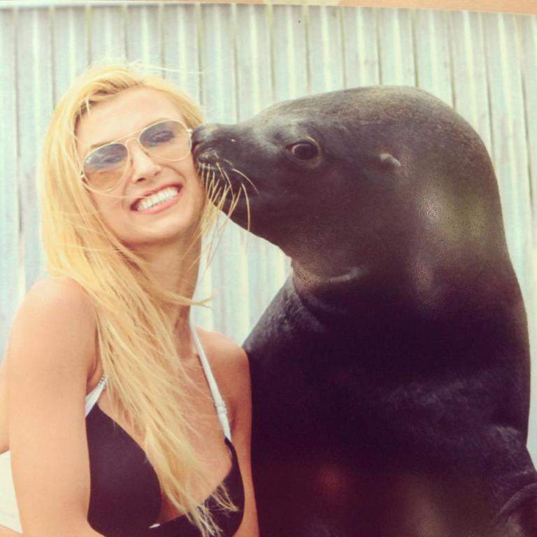 Poze cu maimuţa! Uite cum s-a fotografiat Andreea Bălan