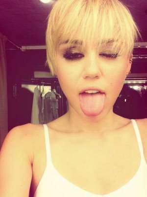 Miley Cyrus renunţă la părul scurt şi ras pe o parte! Uite cum arată cu noul său look