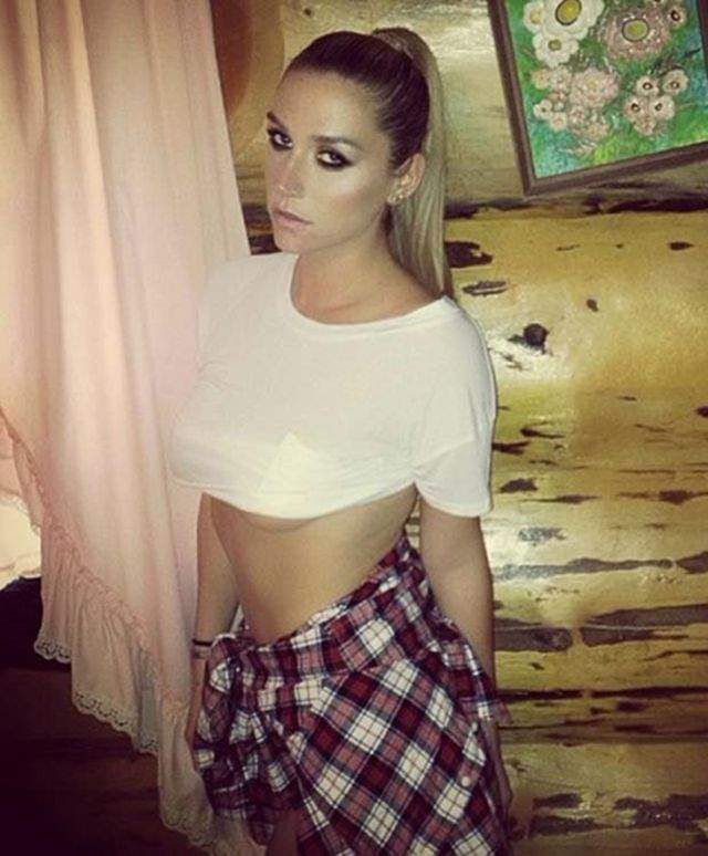 Uhhh, atât de sexy! Ke$ha este provocatoare şi din faţă, şi din spate!