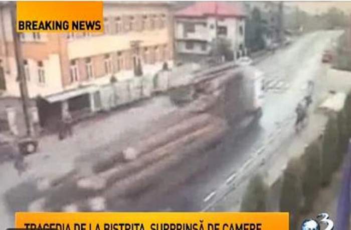 Imagini ŞOCANTE! Doi bărbaţi aflaţi pe trotuar, striviţi de buşteni căzuţi dintr-un camion! / VIDEO