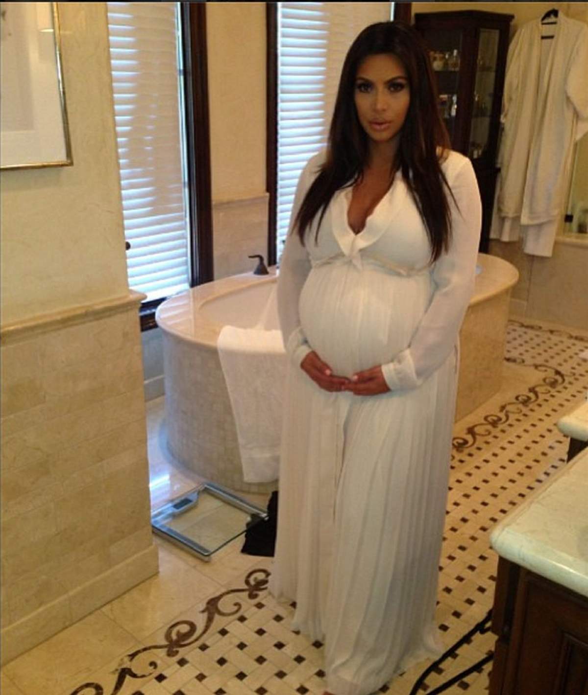 Prima fotografie aproape nud cu Kim Kardashian după naştere! Fundul ei e de două ori mai mare