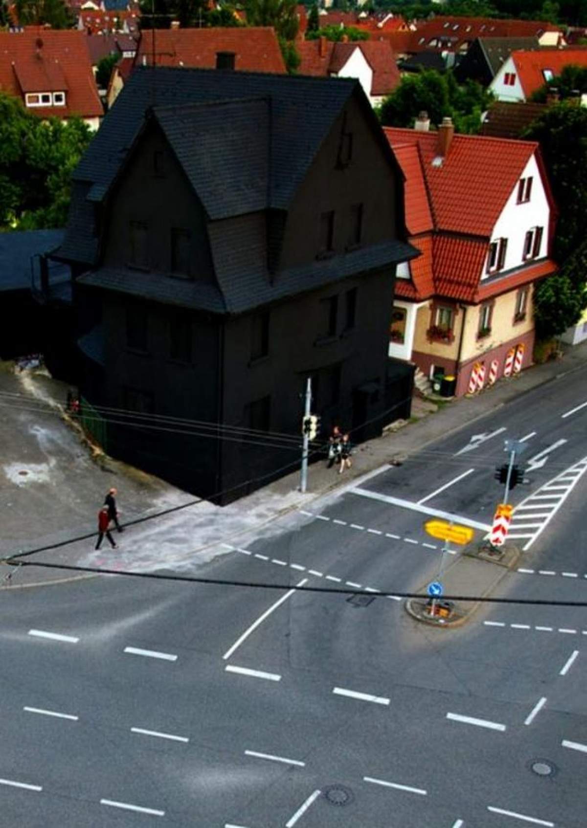 Incredibil! Uite cum arată casa neagră din Germania!
