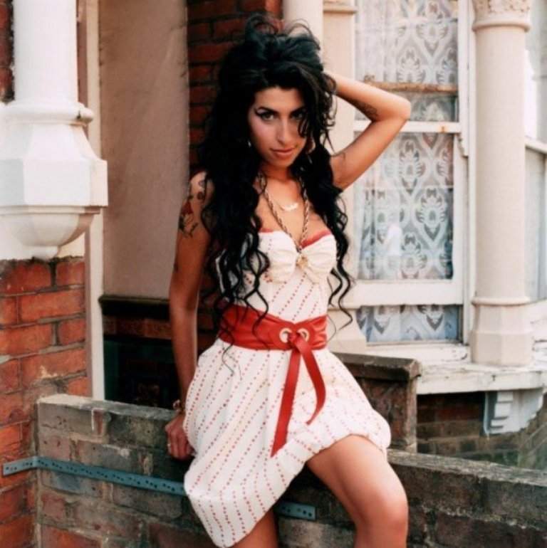 Sosia lui Amy Whinehouse scuipă apa pe jos, în direct la "Răi da' Buni"!
