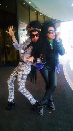 DJ Wanda şi sosia artistei Amy Whinehouse fac haos în mall!
