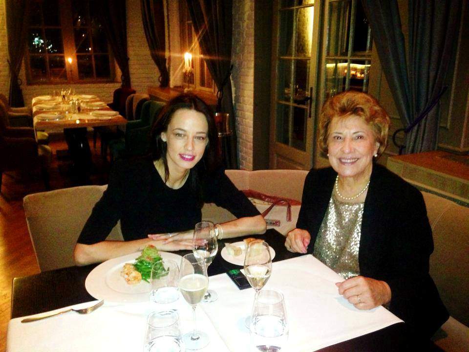 Andreea Raicu şi-a scos mama în oraş. Ce părere aveţi, seamănă cele două?