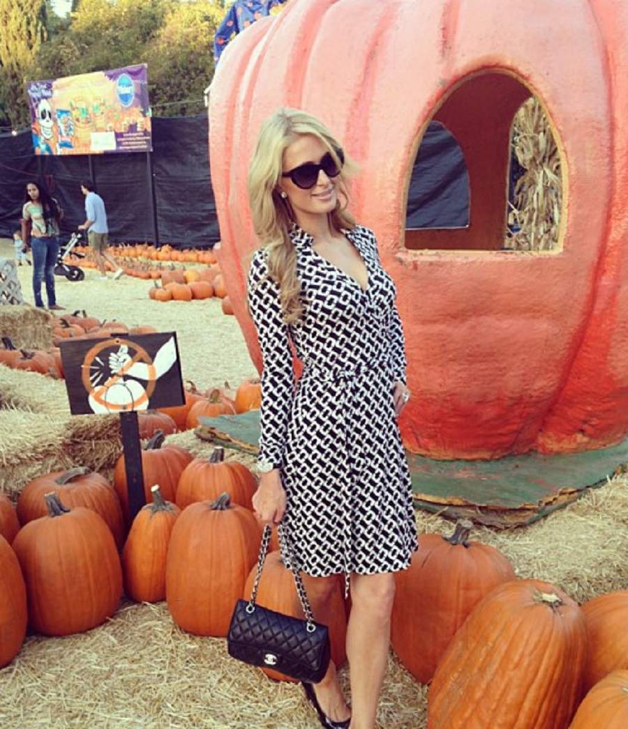 Are imaginaţie! Cum se pregăteşte Paris Hilton de Halloween!