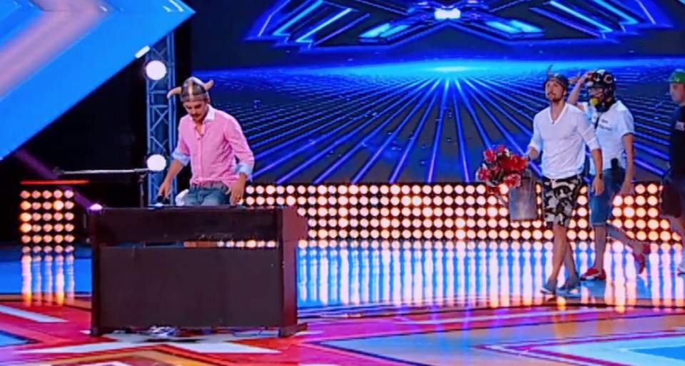 Răzvan şi Dani s-au întrecut în... mâini! Au impresionat juriul emisiunii "X Factor"/ VIDEO