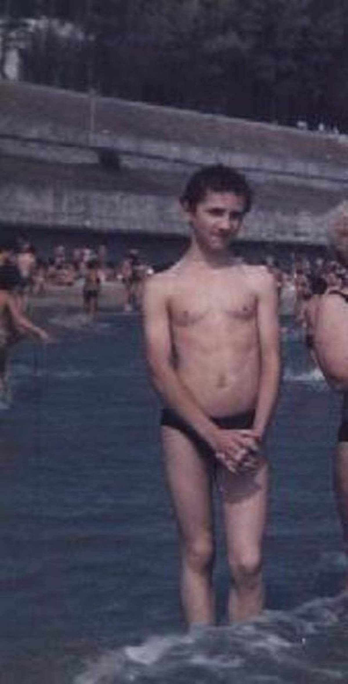 Uite cum arăta un cântăreţ de la noi, în slip, la mare, în 1990! / FOTO