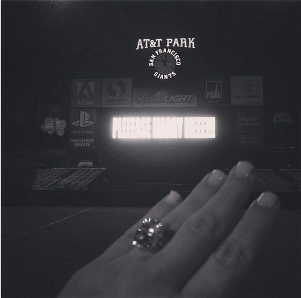 Uite ce inel imens cu diamant a primit Kim Kardashian / FOTOGRAFIE incendiară