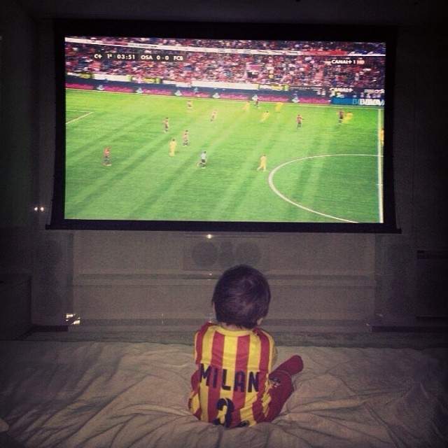 Звезды смотрят футбол. Телевизор футбол. Футбол на телике. Футбол по телевизору. Мальчик смотрит футбол.