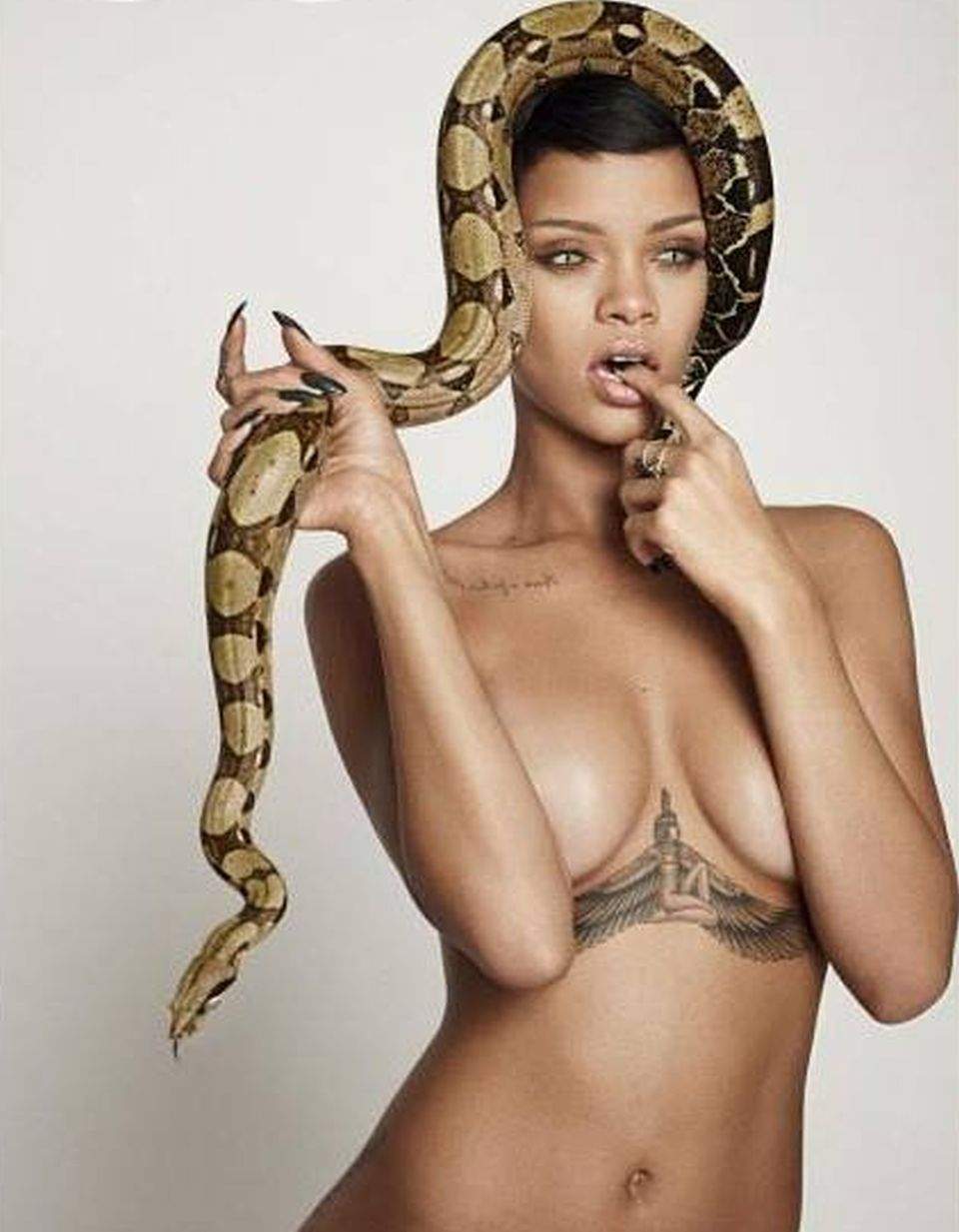 Rihanna a pozat goală puşcă şi cu un şarpe pe cap / Fotografie HOT HOT HOT