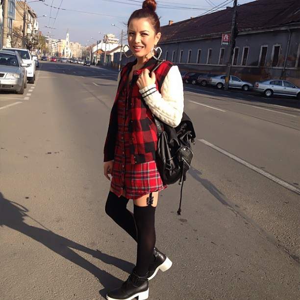 Elena Gheorghe, ca o şcolăriţă sexy