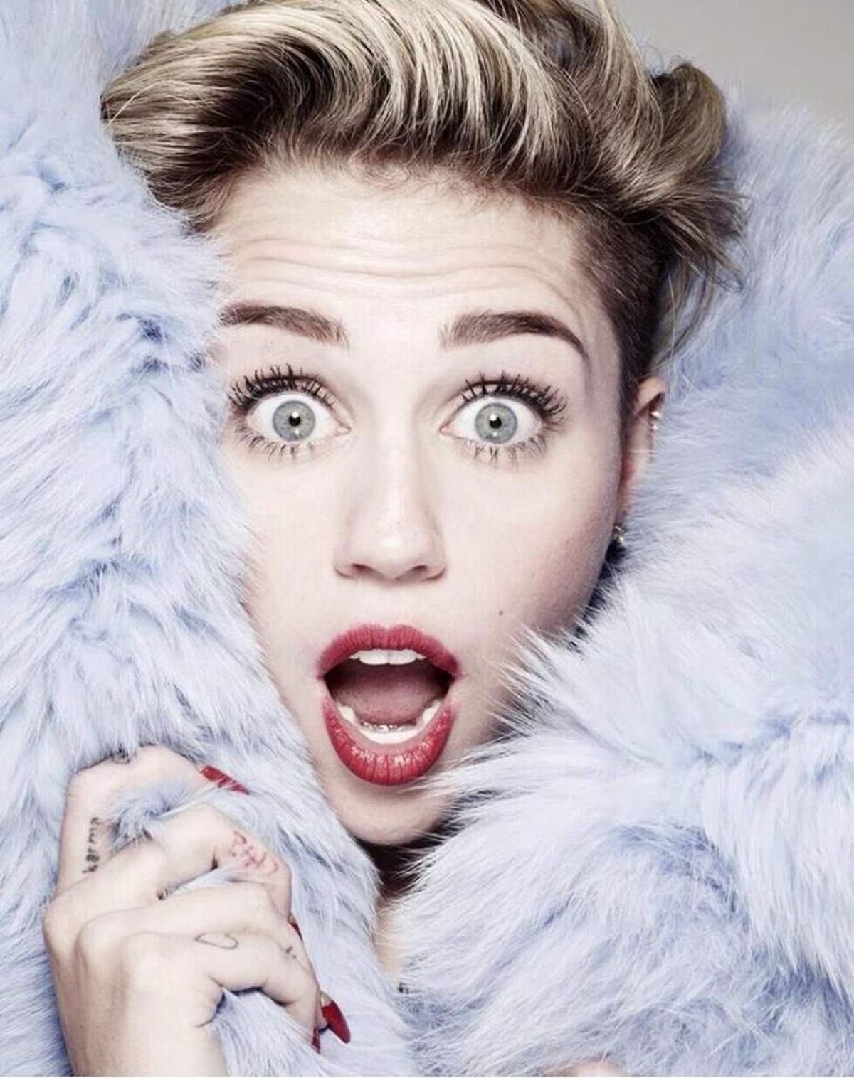 Miley Cyrus îşi arată chiloţeii! / FOTO