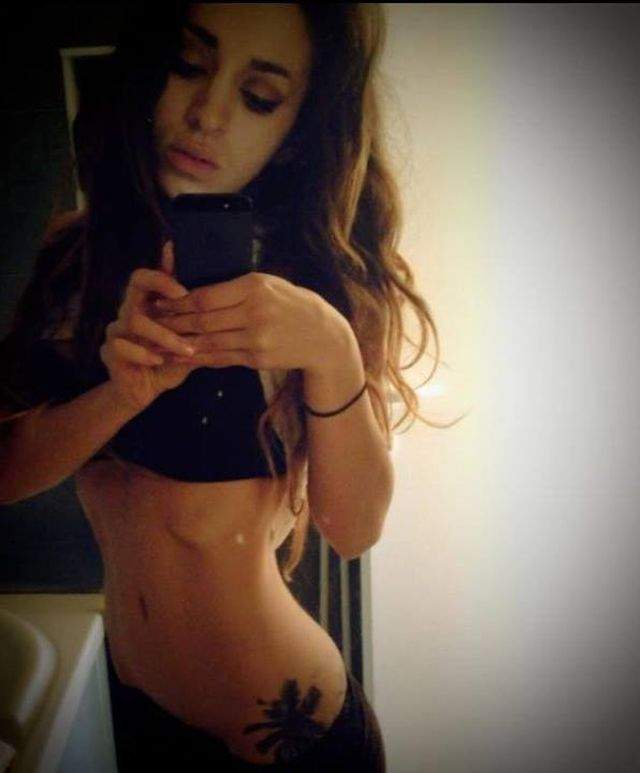 Ruby îşi face poze aproape goală! FOTO HOT!