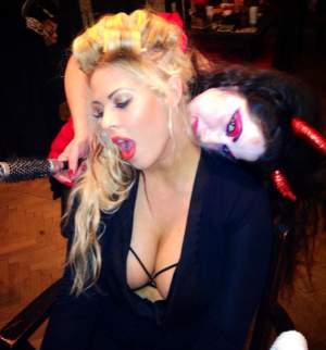 Roxana Nemeş, în tandreţuri cu o femeie vampir