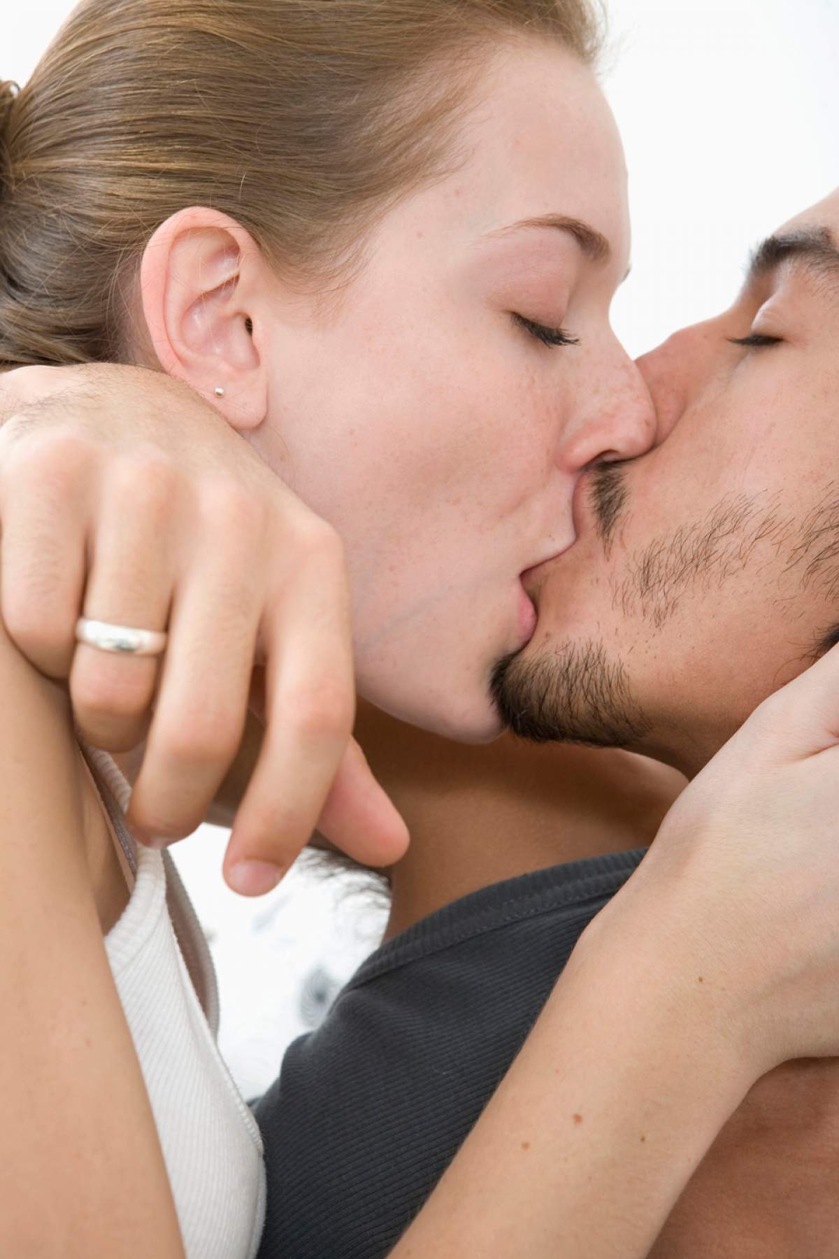 Ce reprezintă boala sărutului? Află cât de mult te poate afecta