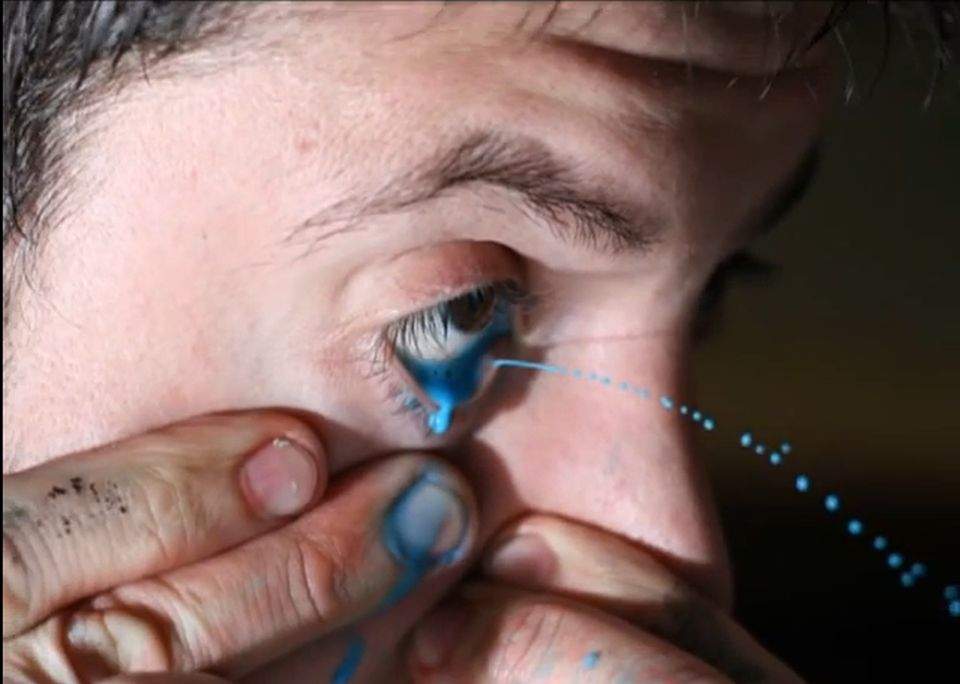 ŞOCANT!!! Un pictor argentinian îşi vopseşte lucrările cu jeturi de acuarele din ochi / VIDEO