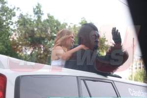 Gina Pistol, într-o limuzină la braţul unui mascul feroce! Oare iubitul ei nu este gelos? / Galerie FOTO & VIDEO