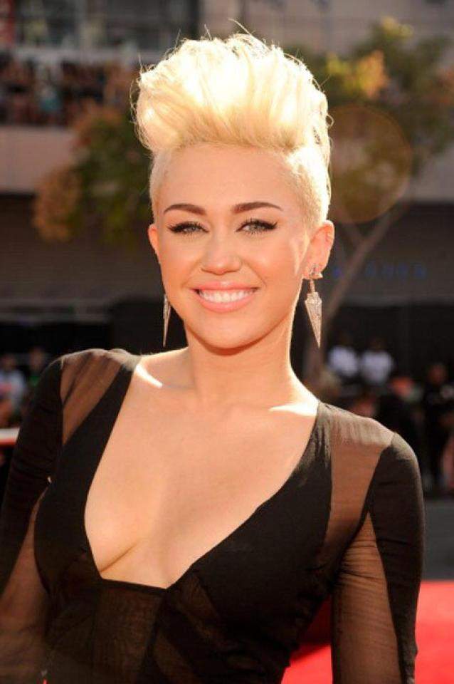 Uite ce vedetă de la noi seamănă izbitor cu Miley Cyrus!