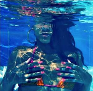 În timp ce Chris Brown stă la dezintoxicare, Rihanna pozează sexy în Republica Dominicană / Galerie FOTO