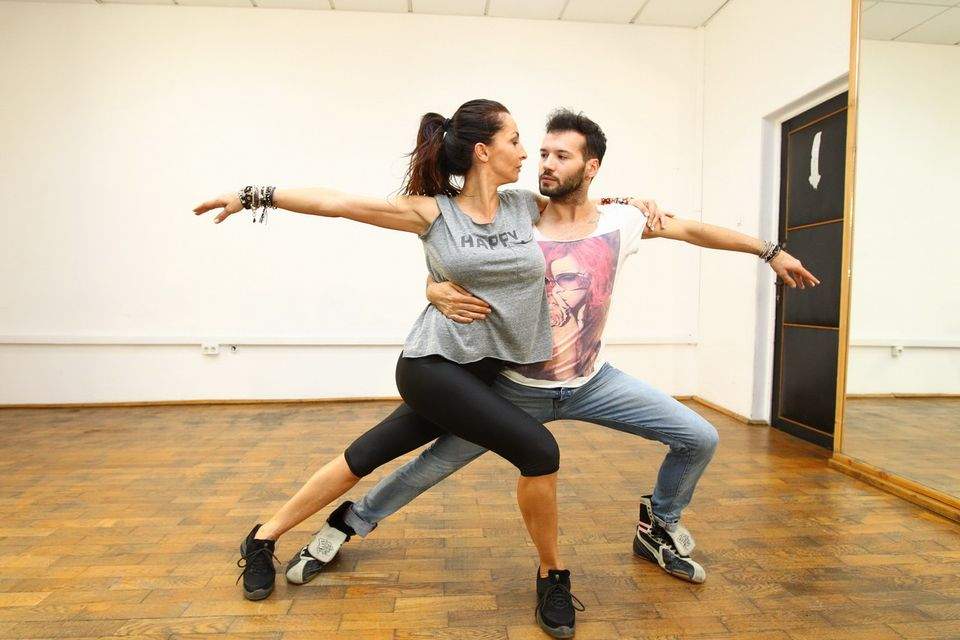 Mihaela Rădulescu, mişcări lascive în braţele unui bărbat