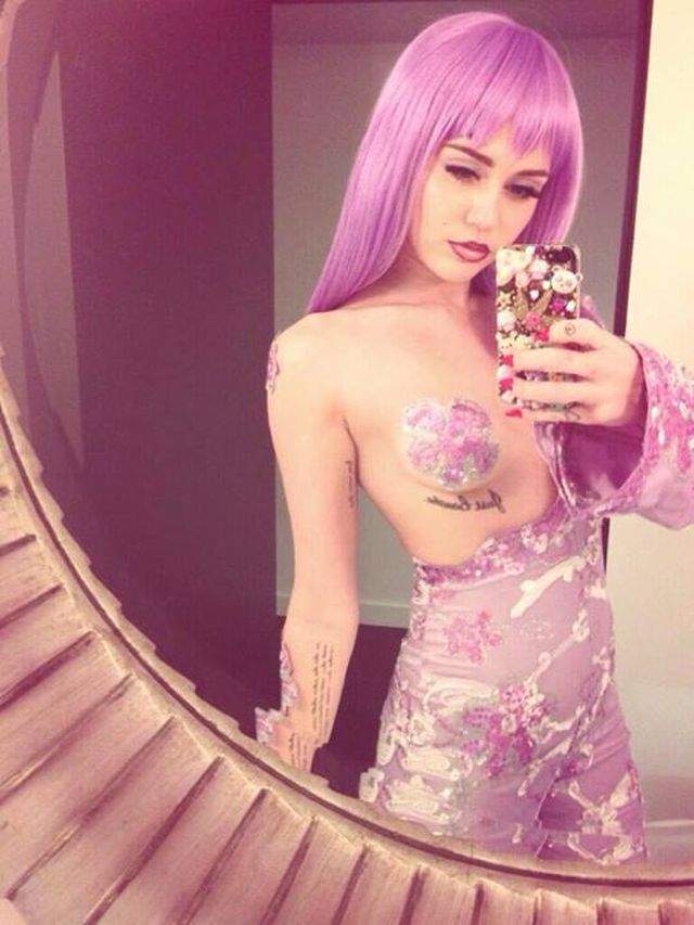 Miley Cyrus, în roz şi fără sutien de Halloween. Atenţie, fotografie HOT!