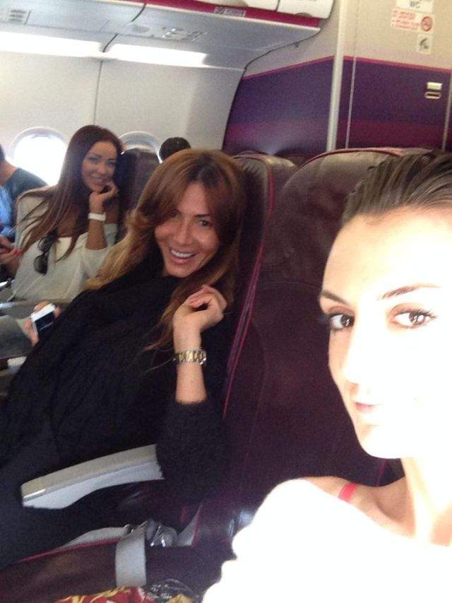 Bianca, zâmbitoare în avion!