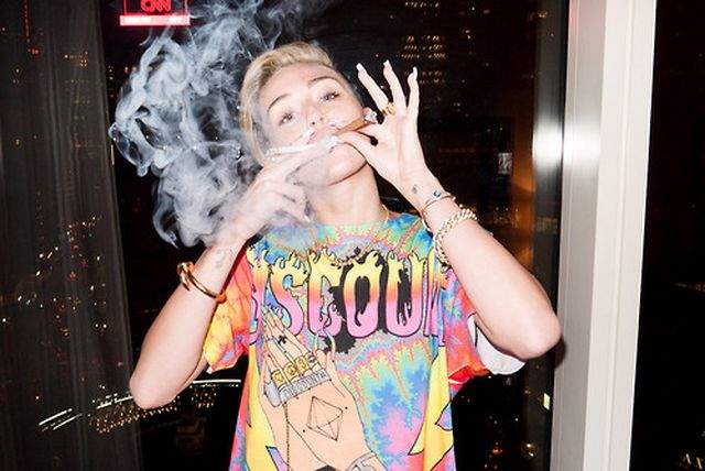Miley Cyrus, goală puşcă într-un pictorial incendiar / Galerie Foto
