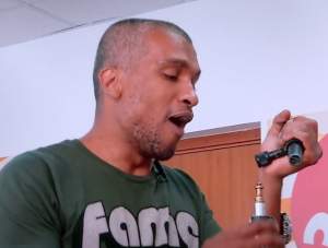 Un artist a rămas cu microfonul în mână în timp ce cânta cu multă pasiune!