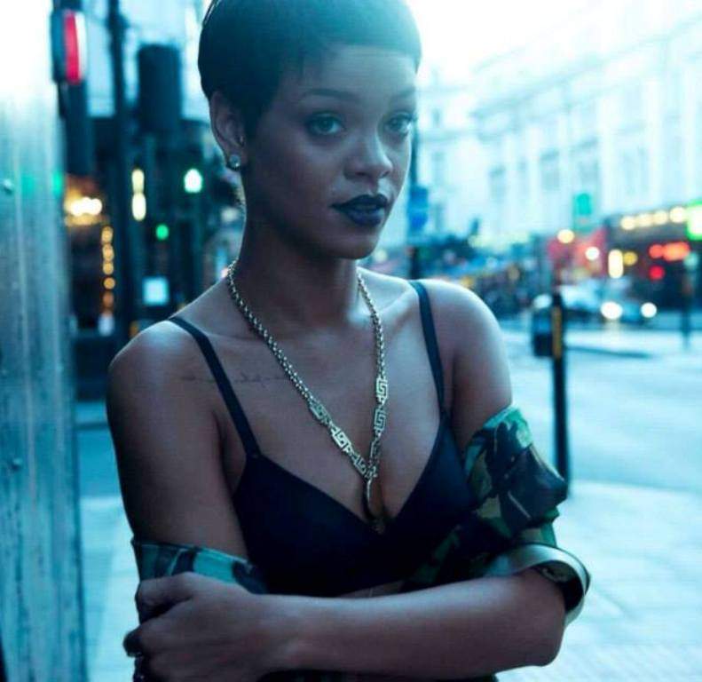 Rihanna "o arde" ilegal! Uite ipostaza care i-a şocat fanii