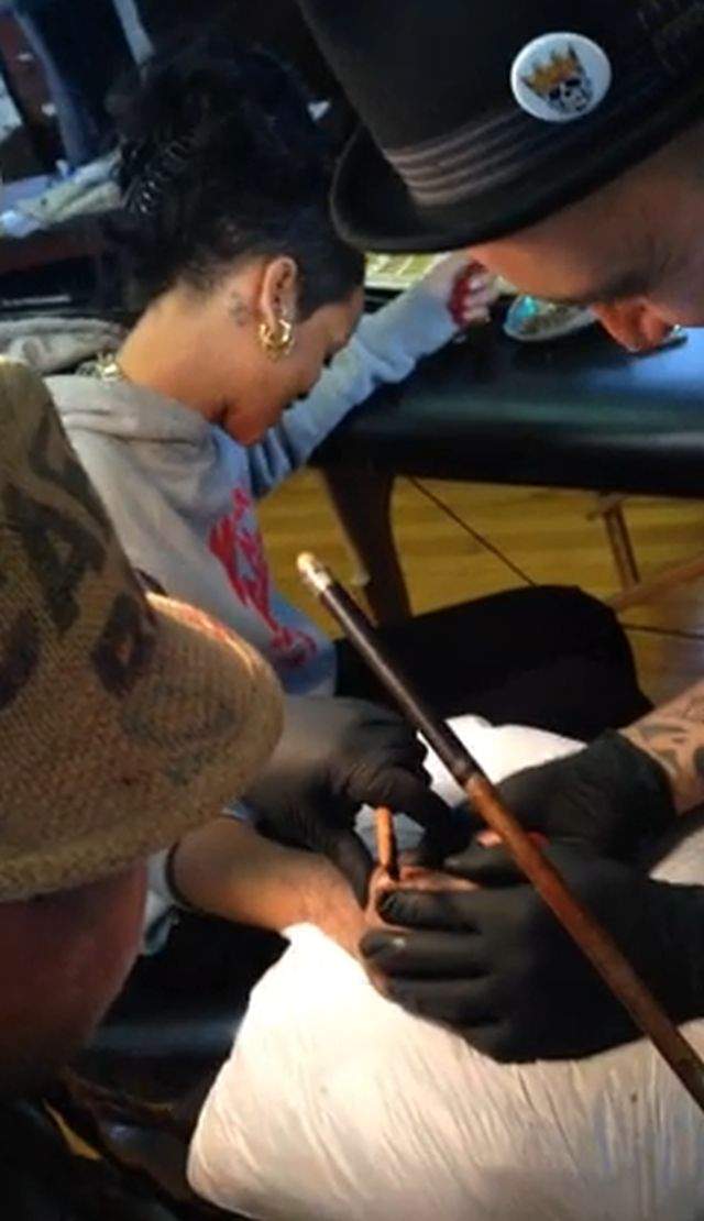 Rihanna este sado-masochistă!!! Şi-a făcut un tatuaj tradiţional cu daltă şi ciocan / VIDEO şocant