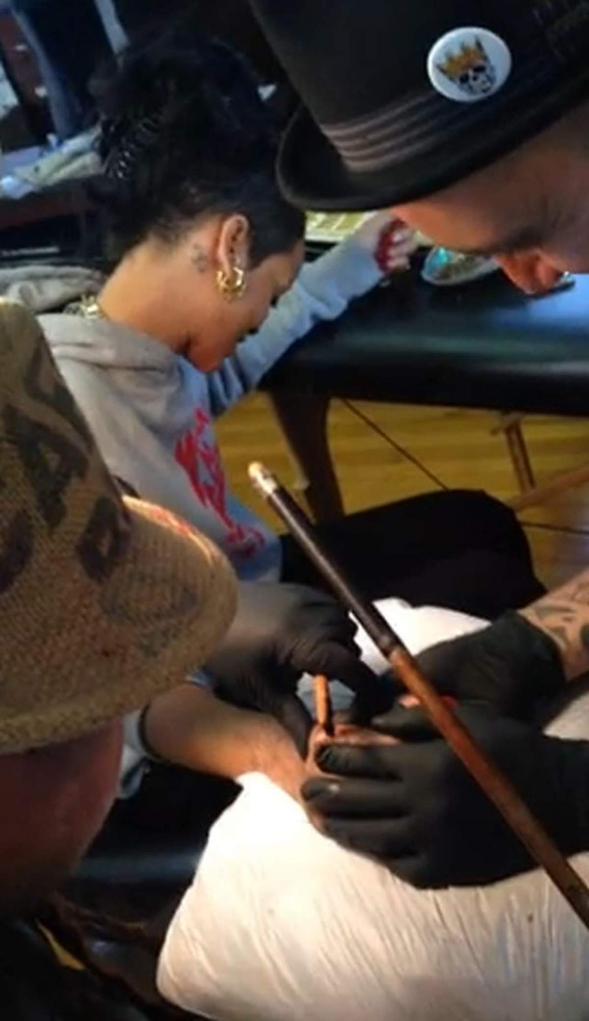 Rihanna este sado-masochistă!!! Şi-a făcut un tatuaj tradiţional cu daltă şi ciocan / VIDEO şocant