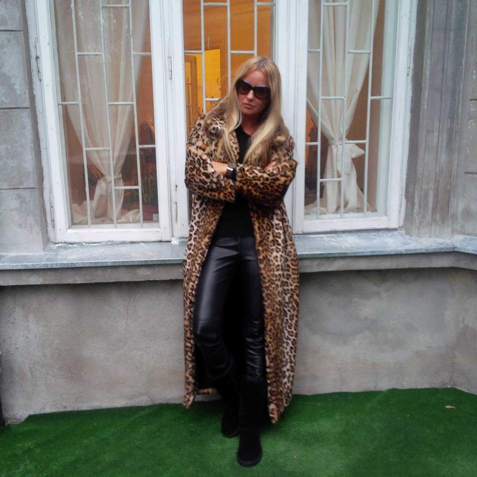 Tania Budi a trecută la ţinuta de iarnă! Vedeta poate fi confundată foarte uşor cu o felină!
