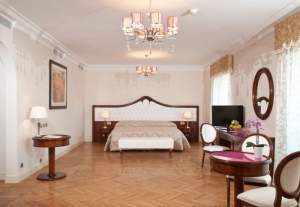 Weekend de miere la Cluj! Bianca şi Victor au cerut pat matrimonial şi s-au închis doua zile în camera de hotel! Imagini din "cuibuşorul de nebunii"