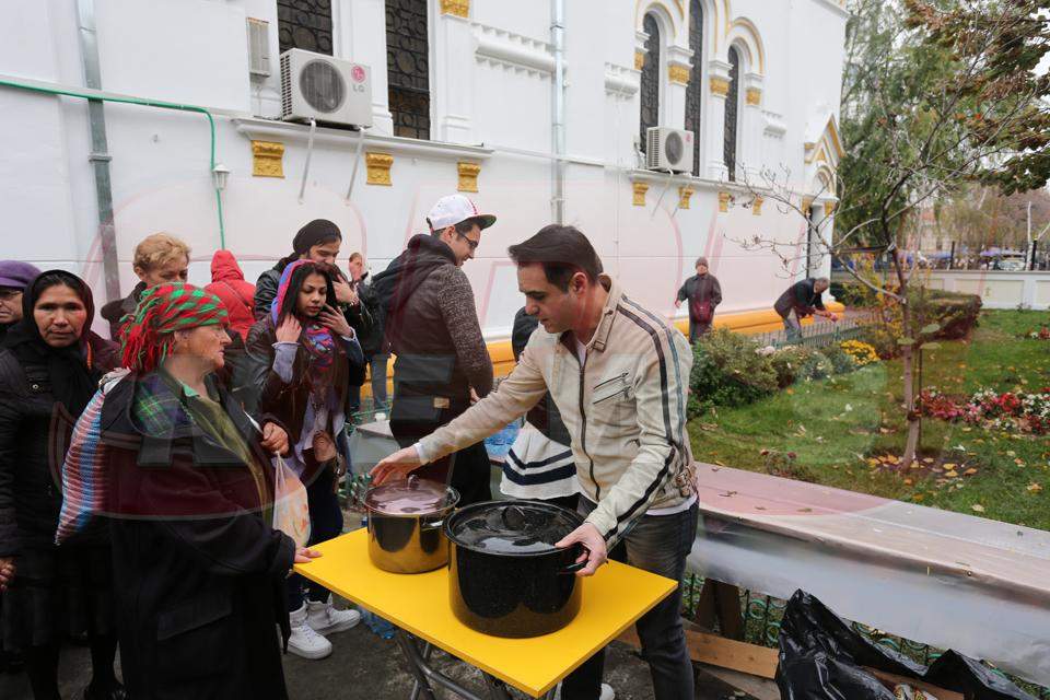 Imagini de colecţie! Lăutari de renume au făcut şi au împărţit 300 de sarmale săracilor în faţa unei biserici din Capitală!