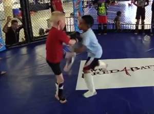 VIDEO La numai 5 ani, servesc pumni în figură şi picioare în cap! Cel mai violent sport a cucerit America