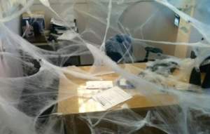 FOTO Cele mai nebuneşti farse la birou! Nu ai vrea să fii în locul lor