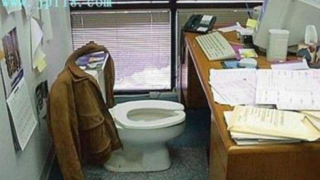 FOTO Cele mai nebuneşti farse la birou! Nu ai vrea să fii în locul lor