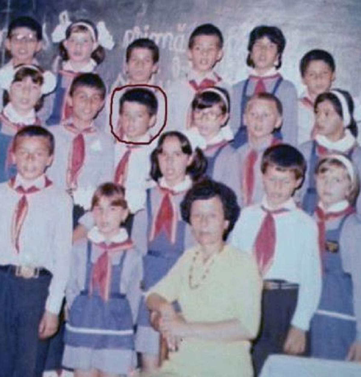 Imagine de colecţie! Ghiceşti cine e băieţelul timid din fotografie?