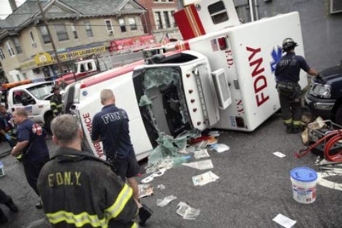 O ambulanţă care se afla în misiune a fost lovită de un autobuz al societăţii locale de transport călători