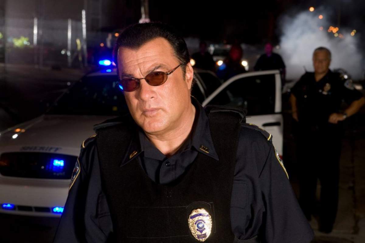 Steven Seagal a adoptat un căţel dintr-un adăpost din România!