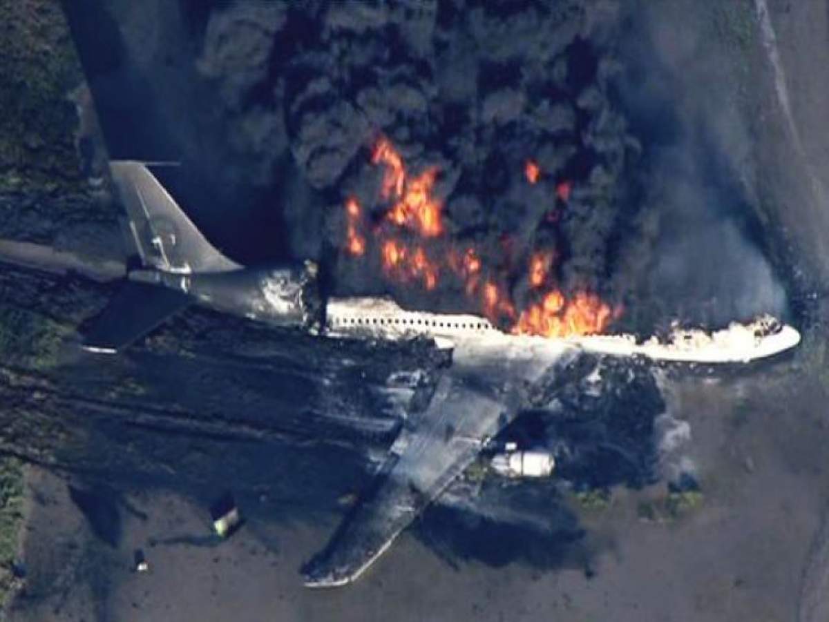 Catastrofă aviatică! Cel puţin 50 de oameni au murit pe loc după ce un avion de pasageri s-a prăbuşit