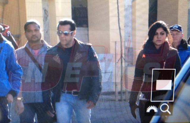 VIDEO Salman Khan, în acţiune în Piaţa Mare din Sibiu! Şi-a tras ochelari de soare pe nas şi jachetă de piele cu ţinte!