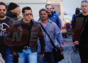 VIDEO Salman Khan, în acţiune în Piaţa Mare din Sibiu! Şi-a tras ochelari de soare pe nas şi jachetă de piele cu ţinte!
