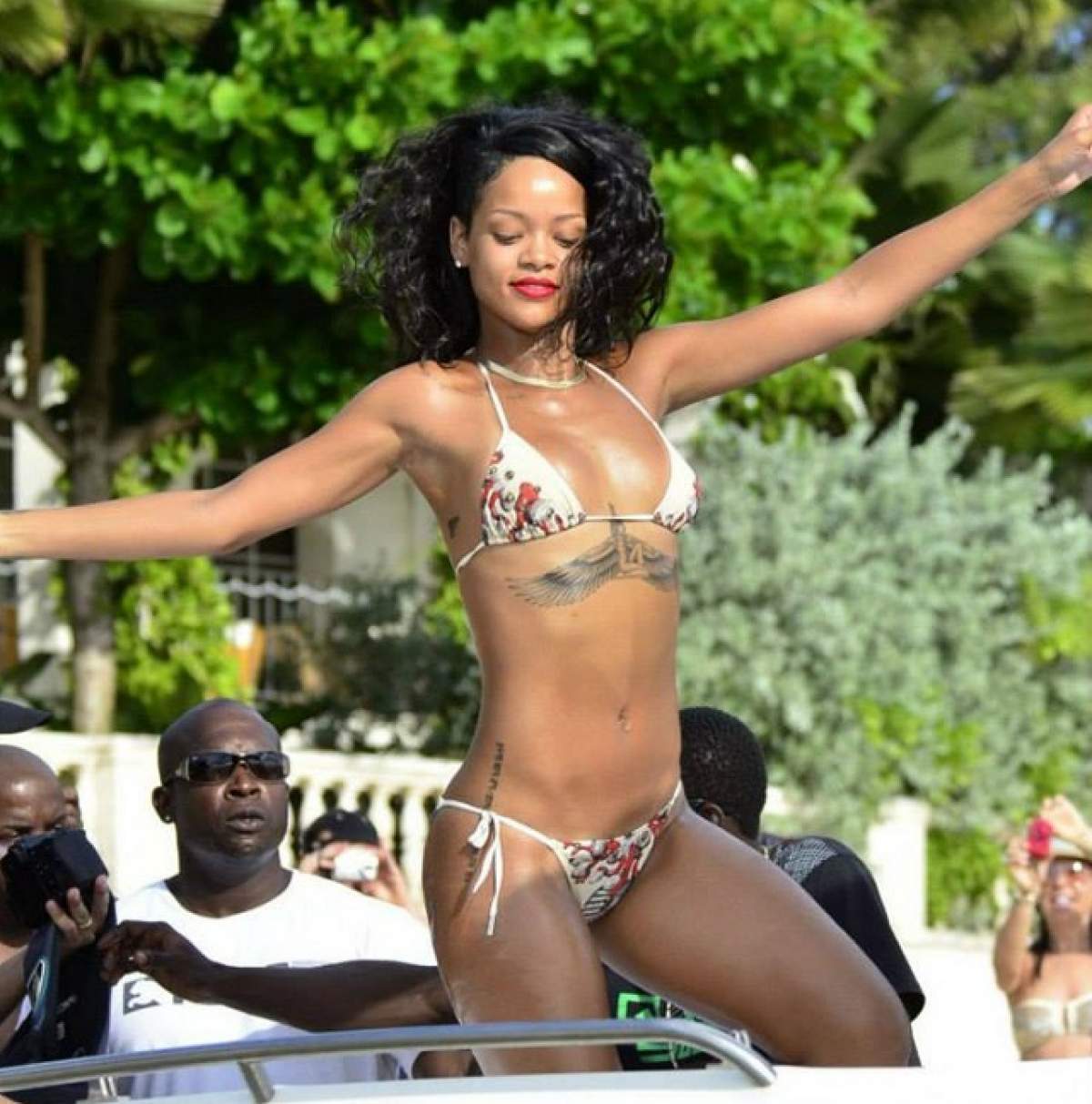 Rihanna complet goală, călăreşte un rapper celebru, în mijlocul unei orgii! Vezi unde a avut loc dezmăţul