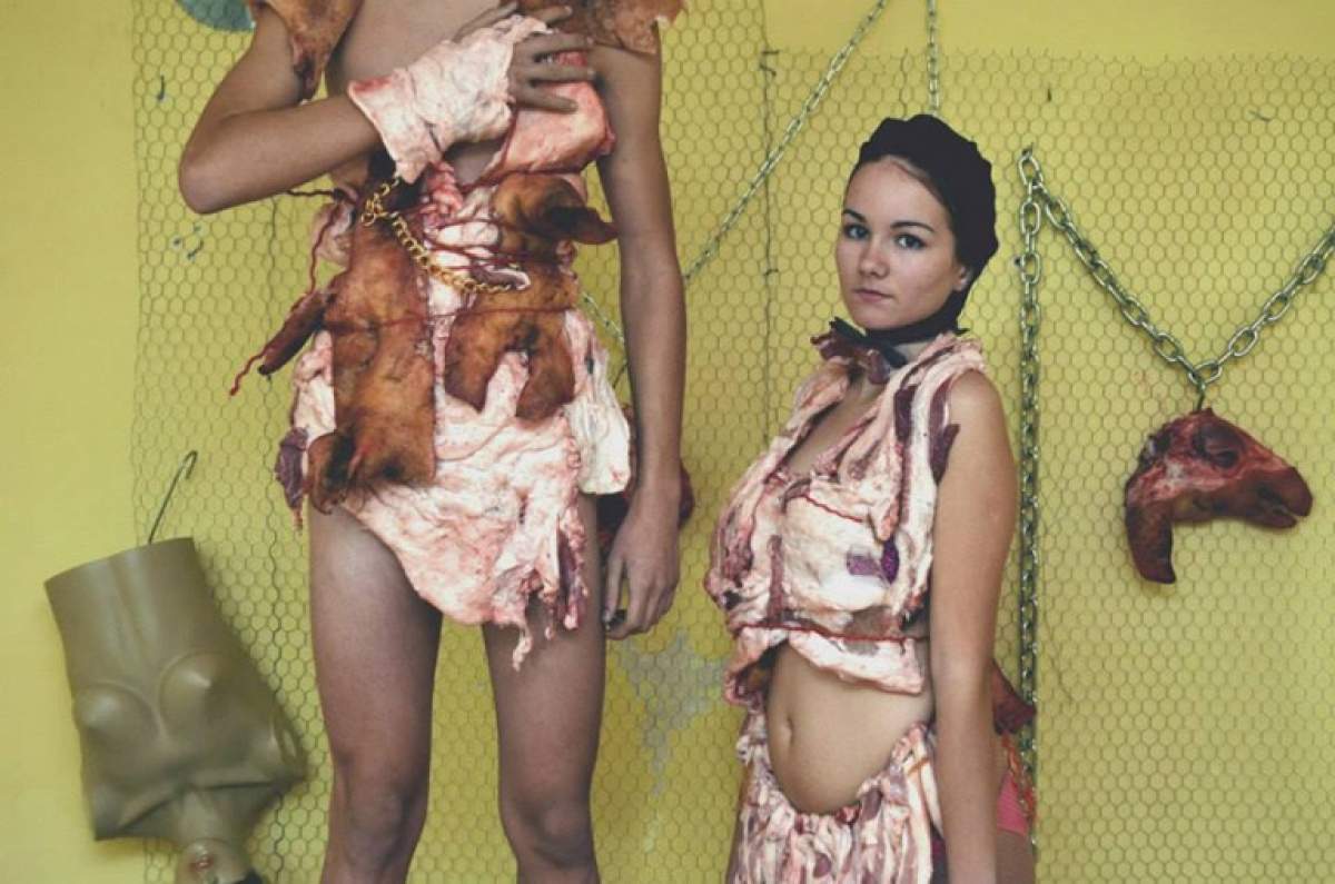 Pictorial şoc, după model Lady Gaga! Au îmbrăcat modele în carne de porc şi le-au dat "hainele" maidanezilor
