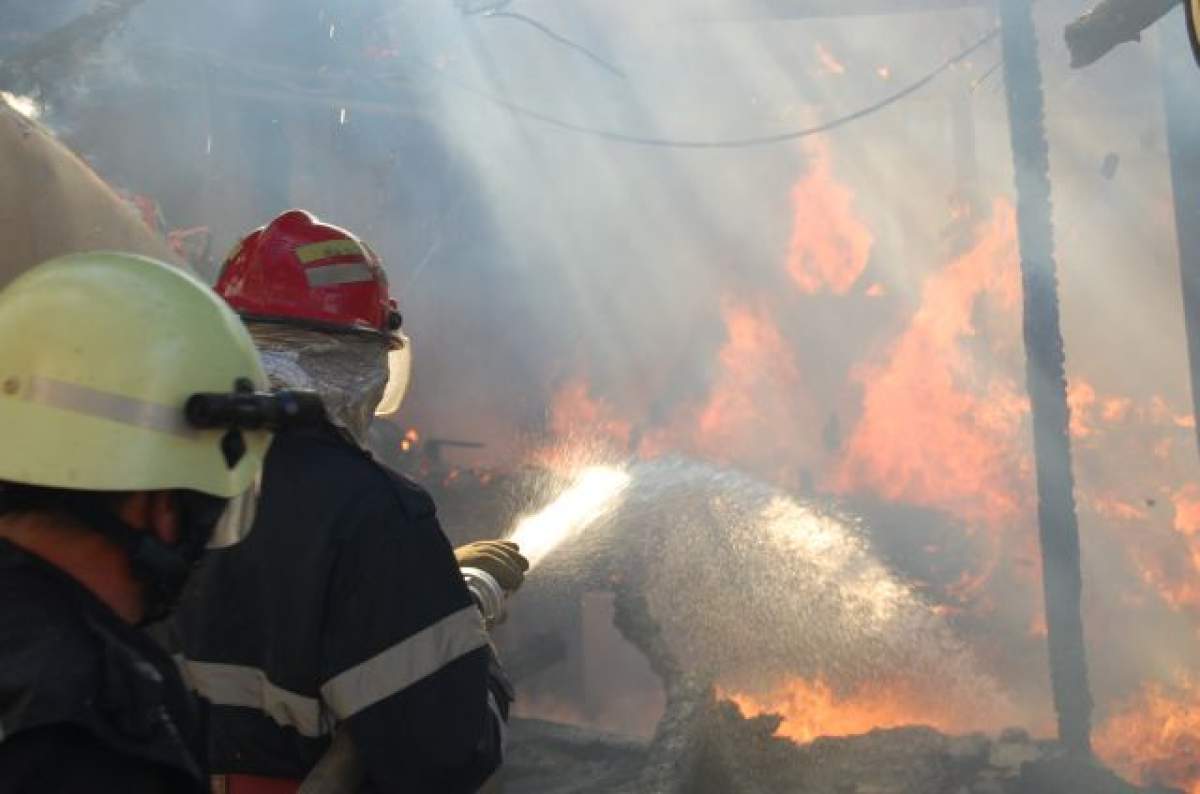 Un lift a luat foc, cablurile de tensiune au fost cuprinse de flăcări! Vezi unde s-a întâmplat