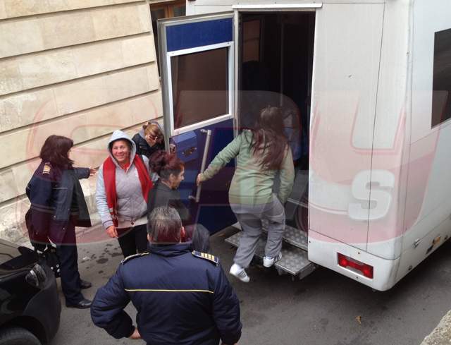 Primele imagini cu nevasta lui Nuţu Cămătaru la divorţ! A ieşit râzând din sala de judecată şi a urcat în dubă!