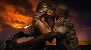 VIDEO Kim Kardashian, topless şi călare pe motocicletă în videoclipul viitorului soţ!
