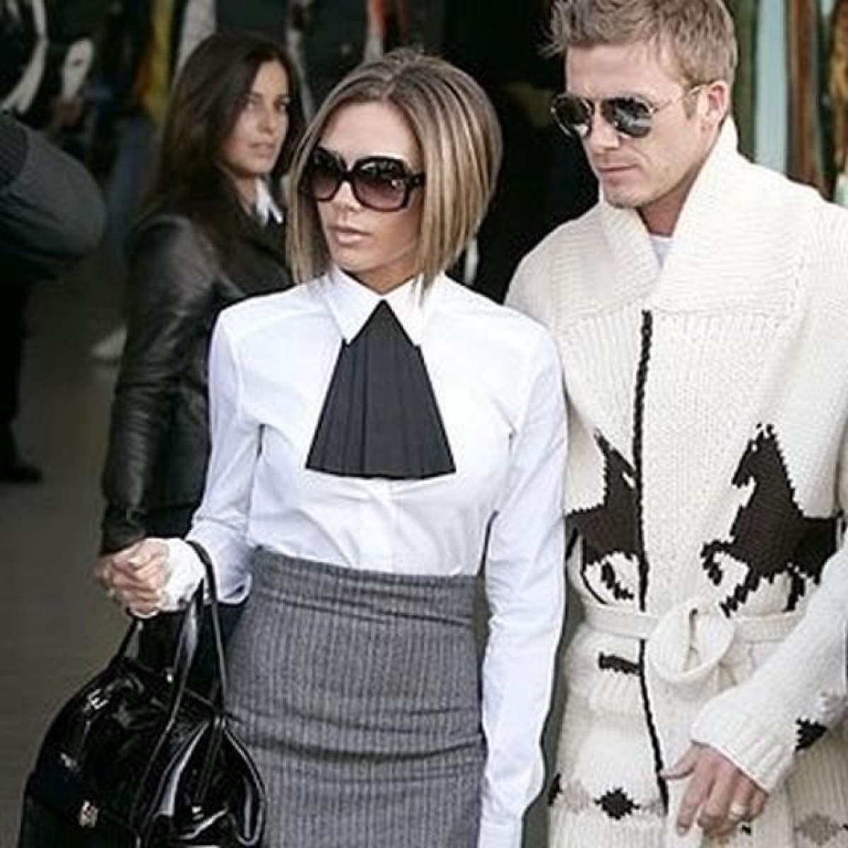 Victoria Beckham, în genunchi şi la picioarele unei femei! Nu ai fi crezut vreodată că o vei vedea aşa